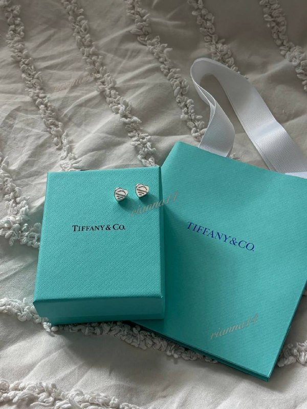 Tiffany & Co. Bolso · Tiffany & Co. Gafas de Sol · Tiffany & Co. Conjunto de brochas de maquillaje · Tiffany & Co. Llavero – Hacoo link · photo 2