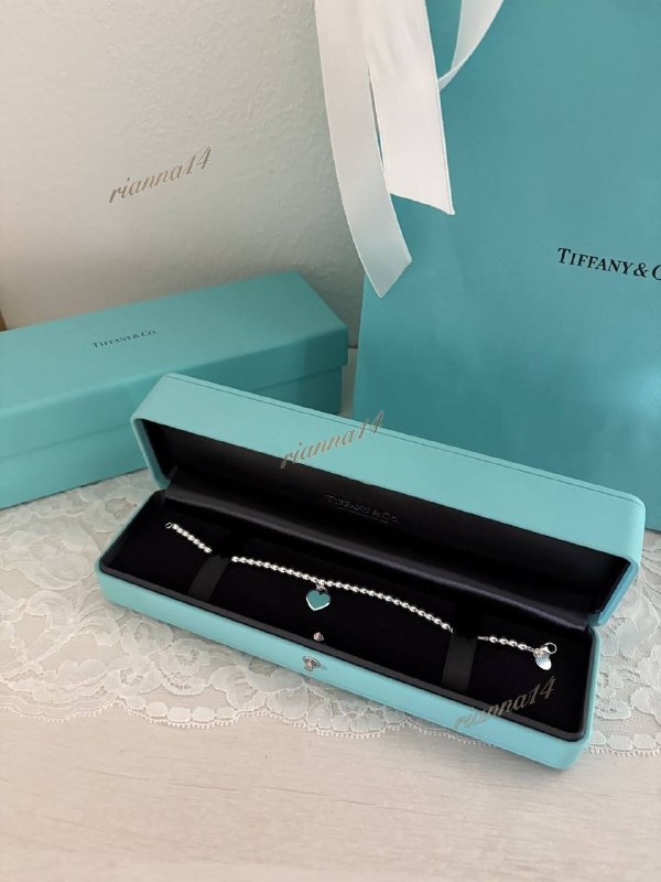 Tiffany & Co. Bolso · Tiffany & Co. Gafas de Sol · Tiffany & Co. Conjunto de brochas de maquillaje · Tiffany & Co. Llavero – Hacoo link · photo 3